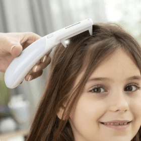 Criança com pente elétrico para piolhos