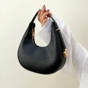 Mini Bolsa Feminina em Meia Lua