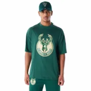 Camisola de Manga Curta Homem New Era NBA PANEL OS Milwaukee Bucks Verde Claro Moda | Acessórios - nacloset