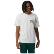 Camisola de Manga Curta Homem New Balance Nb Essentials Graphic 1 Sah Branco Moda | Acessórios - nacloset