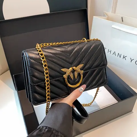 Female transverse bag with chain, elegant and versatile, to use on shoulder Bags and wallets - NAcloset 3 Female transverse bag with chain, elegant and versatile, to use on shoulder Bags and wallets - NAcloset 3