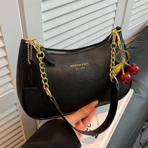 Versatile transverse shoulder bag with chain Cartrails and Bags - NAcloset 3 Versatile transverse shoulder bag with chain Cartrails and Bags - NAcloset 3