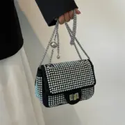 Bolsa transversal feminina com corrente cravejada de diamantes Carteiras e Bolsas - nacloset