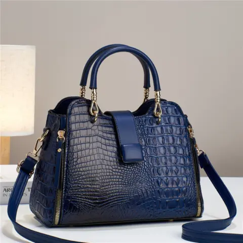 Female transverse bag with crocodile print, large capacity Wallets and Bags - NAcloset 7 Female transverse bag with crocodile print, large capacity Wallets and Bags - NAcloset 7