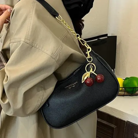 Versatile transverse shoulder bag with chain Cartrails and Bags - NAcloset 4 Versatile transverse shoulder bag with chain Cartrails and Bags - NAcloset 4