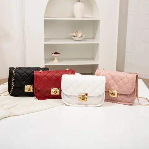 Bolsa feminina pequena quadrada com bordado em padrão de losangos Carteiras e Bolsas - nacloset 4 Bolsa feminina pequena quadrada com bordado em padrão de losangos Carteiras e Bolsas - nacloset 4