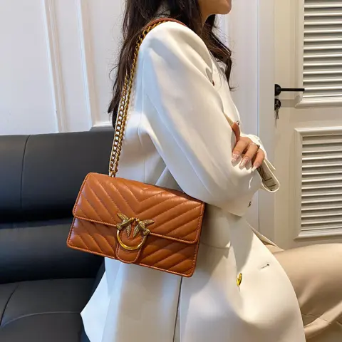 Female transverse bag with chain, elegant and versatile, to use on shoulder Bags and wallets - NAcloset Female transverse bag with chain, elegant and versatile, to use on shoulder Bags and wallets - NAcloset