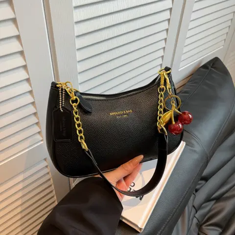 Versatile transverse shoulder bag with chain Cartrails and Bags - NAcloset 7 Versatile transverse shoulder bag with chain Cartrails and Bags - NAcloset 7