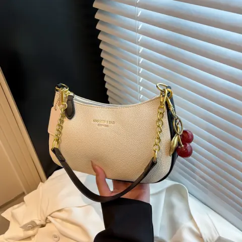 Versatile transverse shoulder bag with chain Cartrails and Bags - NAcloset 6 Versatile transverse shoulder bag with chain Cartrails and Bags - NAcloset 6