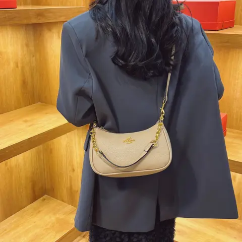 Modern and elegant transverse bag with double handles Bags and wallets - NAcloset 3