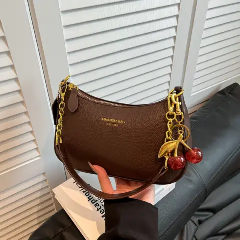 Versatile transverse shoulder bag with chain Cartrails and Bags - NAcloset 5 Versatile transverse shoulder bag with chain Cartrails and Bags - NAcloset 5
