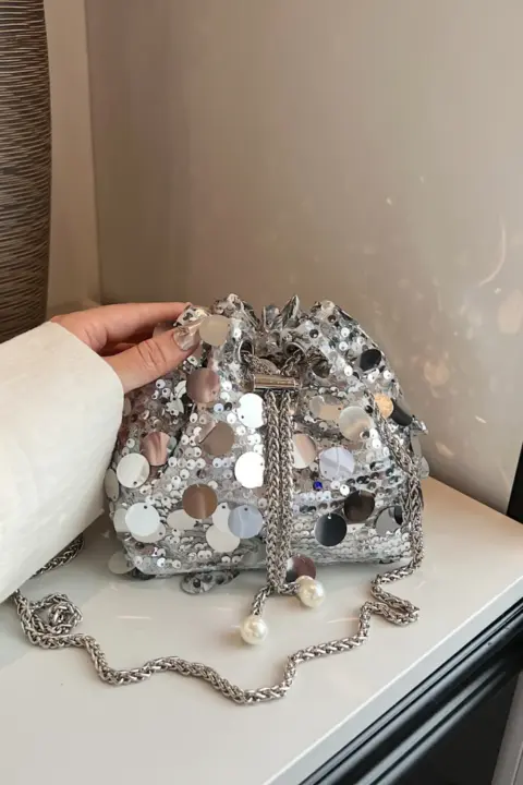 Bolsa transversal de lantejoulas com corrente Carteiras e Bolsas - nacloset 13 Bolsa transversal de lantejoulas com corrente Carteiras e Bolsas - nacloset 13