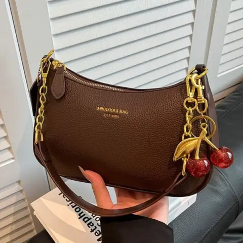 Versatile transverse shoulder bag with chain Cartrails and Bags - NAcloset Versatile transverse shoulder bag with chain Cartrails and Bags - NAcloset