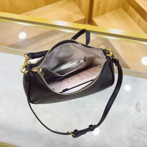 Modern and elegant transverse bag with double handles Bags and wallets - NAcloset 5