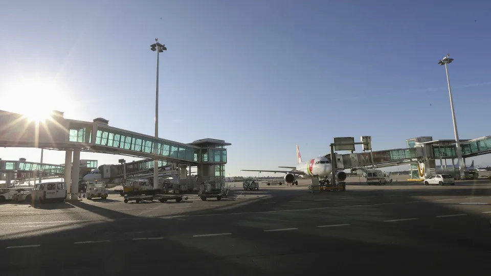 Four persons assisted at Porto airport after problem in plane