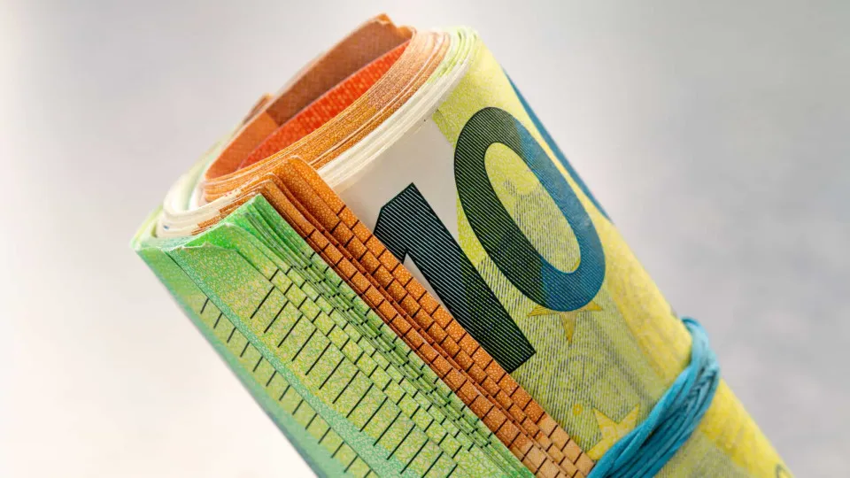 Euro goes back up and stabilizes at $1.12