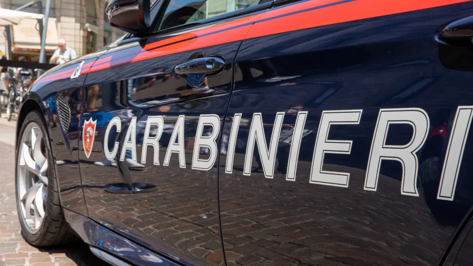 Pai e filho caem de terraço em festa de casamento. Homem em estado grave