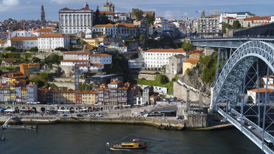 Protesters return to D. João I Square for popular assembly