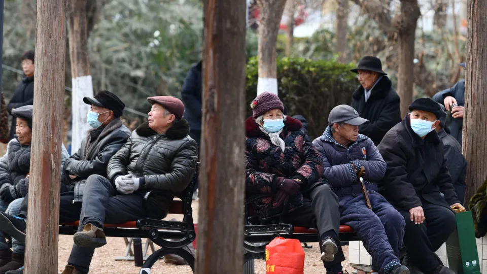 China tem pela 1.ª vez mais idosos do que menores face à população ativa