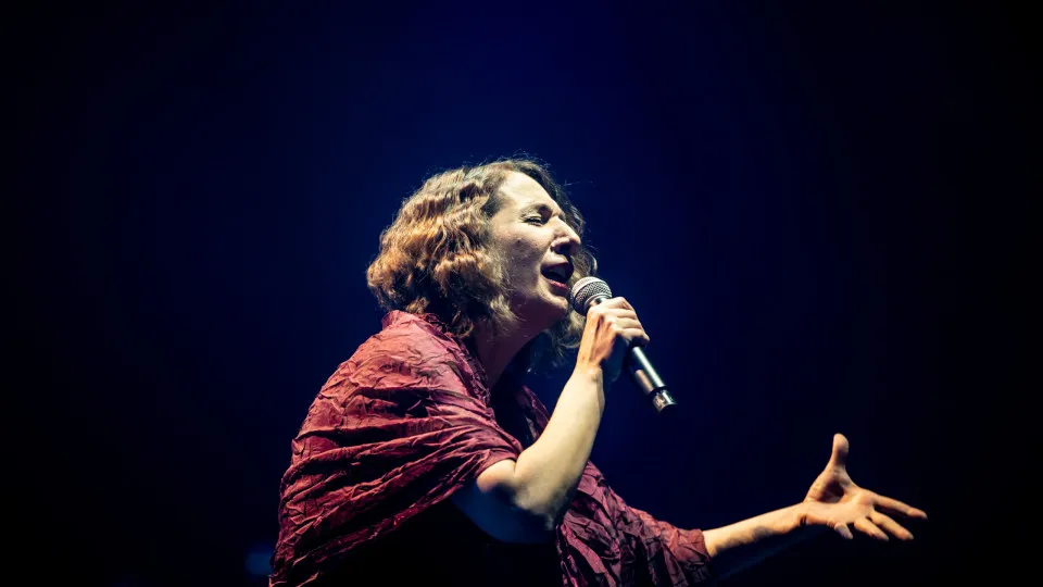 Dulce Pontes emite comunicado a cancelar concerto