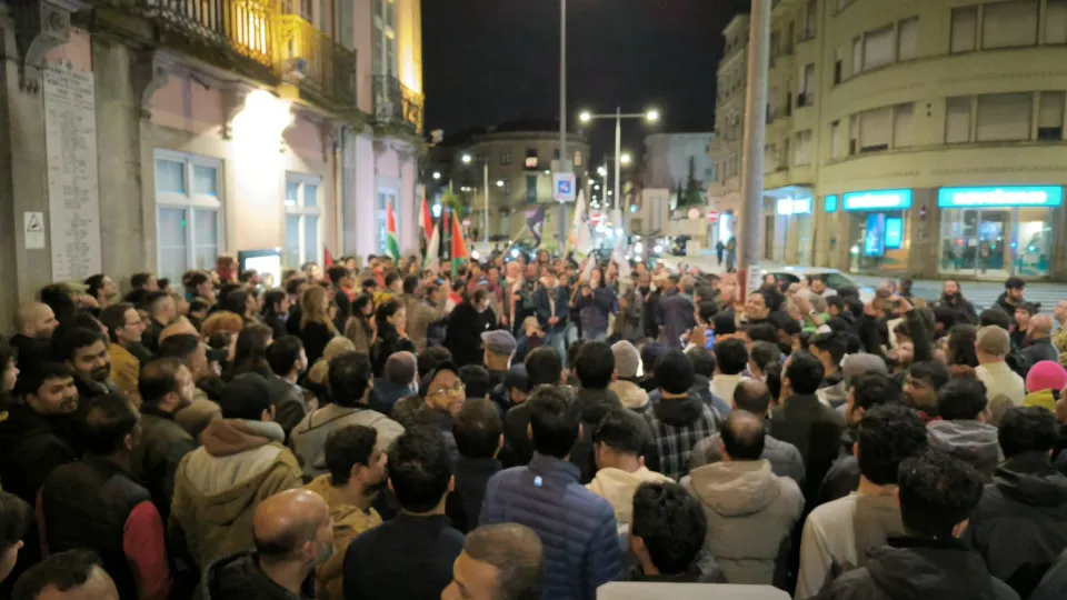 Quiet situation in Praça D. João I in Porto after popular assembly