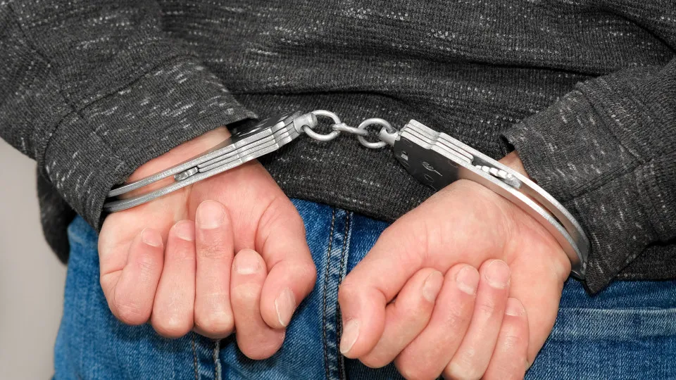 A woman assaulted and threatened with death for years by her son in Cascais