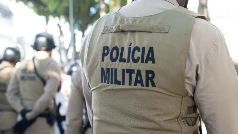 Homem armado invade escola e faz várias crianças reféns no Brasil
