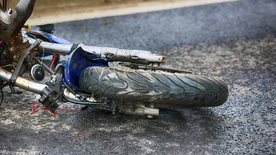 Two women hit by a motorcycle on the sidewalk after losing in Bragança