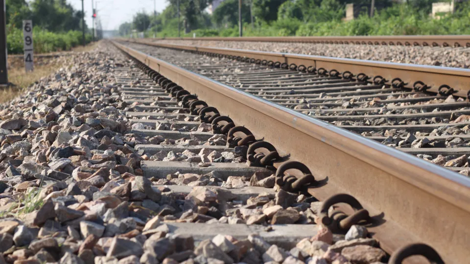 OE2027. Investimento em ferrovias cai, mas rodovias têm redução maior