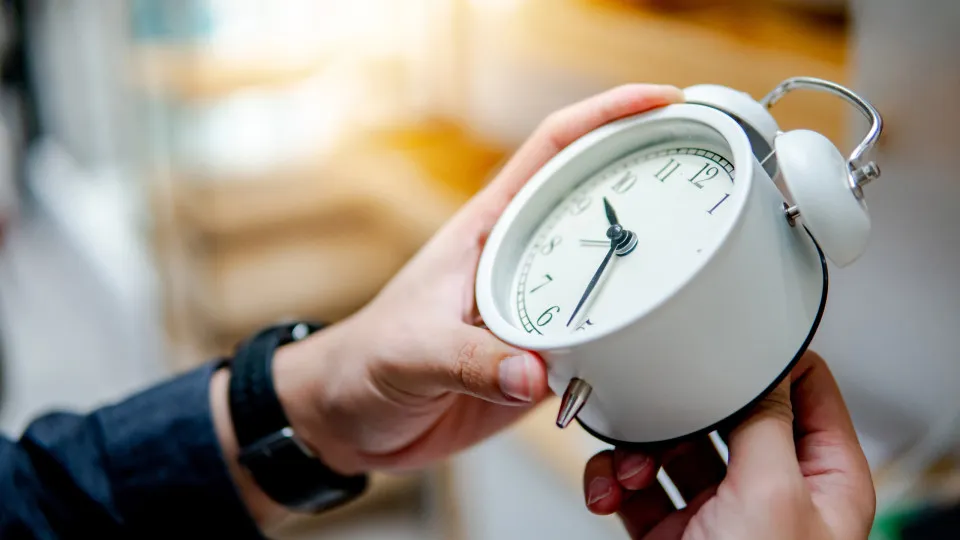 Hello, winter time! Clocks are late next morning: Remember