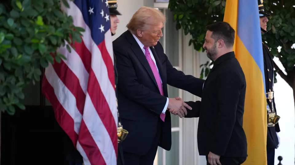 Trump diz que Zelensky deveria pedir a