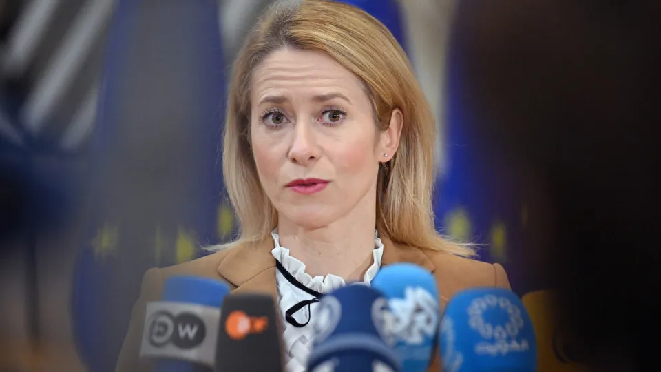 Kallas acusa EUA de pressionarem Kyiv a