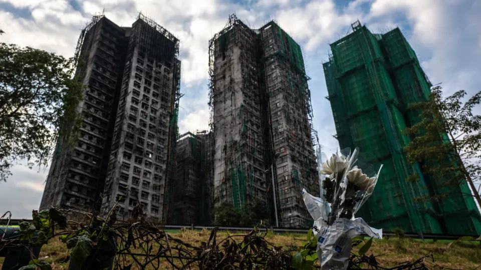 Chefe do Governo de Hong Kong desculpa-se e ministra demite-se após fogo