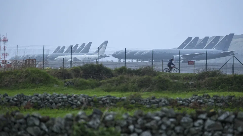 Enough claims that former workers of the Base of the Lajes were stolen