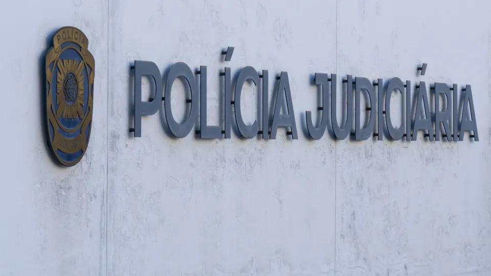 Woman arrested trying to put drugs in prison from Porto for her son