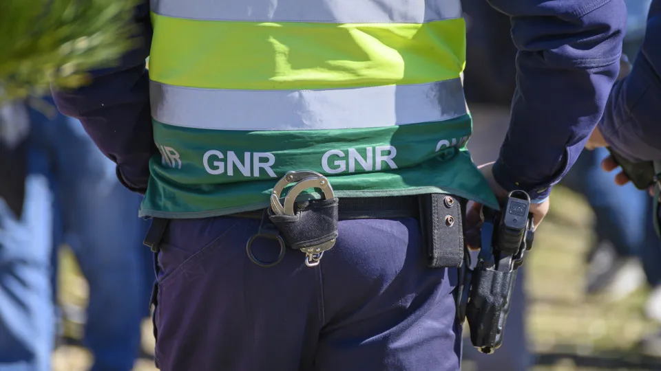 GNR holds driver per circular with false registrations in Valongo