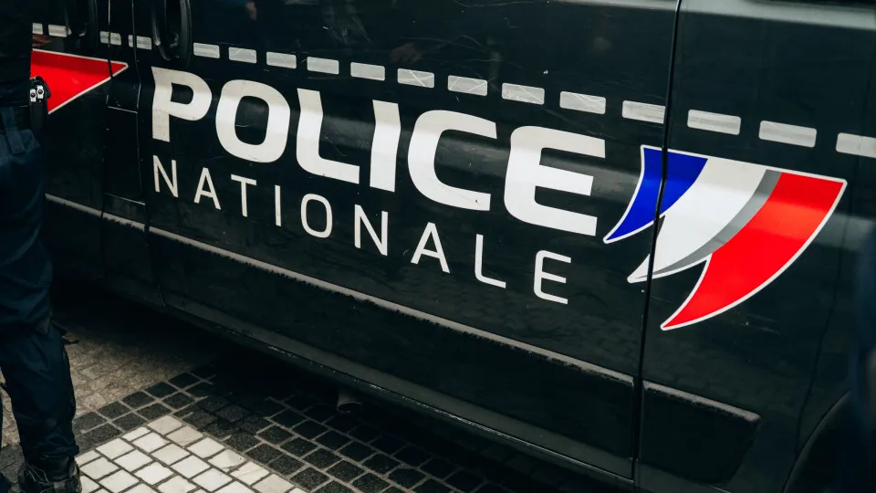 Pai de atirador menor também detido em França. Havia arsenal de armas