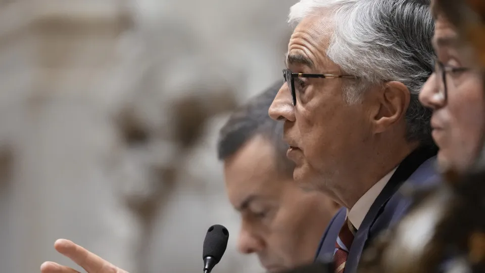 Aguiar-Branco defende limite a só 2 comissões de inquérito em simultâneo
