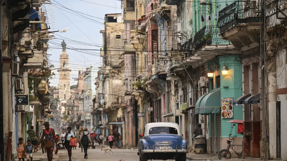 Cuba recebe ajuda de 750 toneladas de óleo da Rússia
