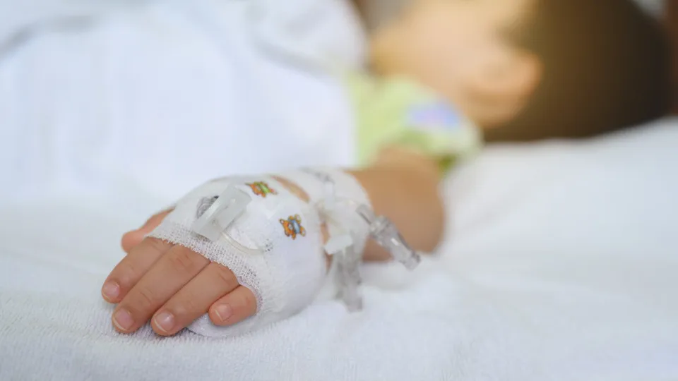 Menino de 3 anos ferido após portão de metal lhe cair em cima em Espanha