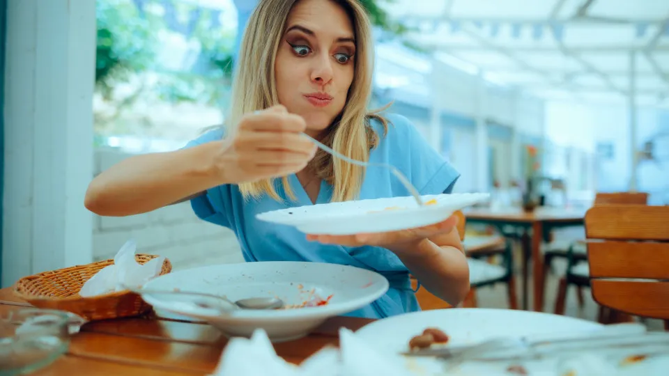 Acabou de comer e já tem fome outra vez? 7 possíveis razões