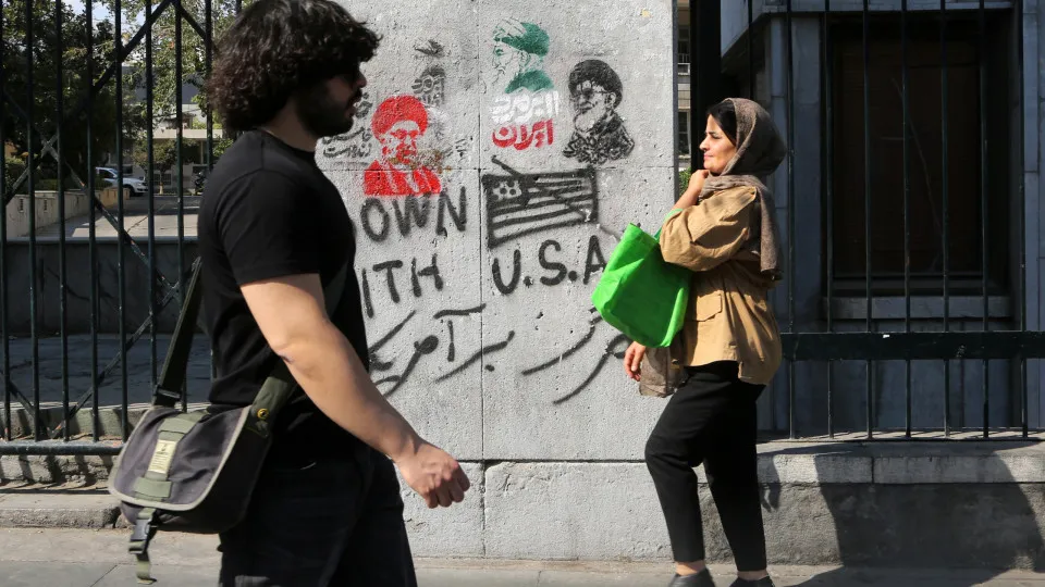 Justiça iraniana adverte mulheres que saiam à rua