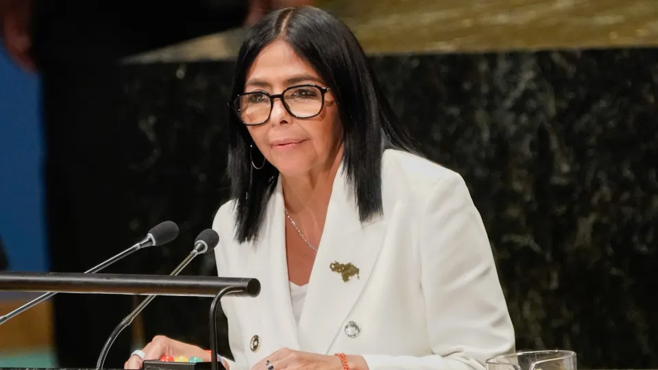 Delcy acusa Machado de transformar regresso ao país em