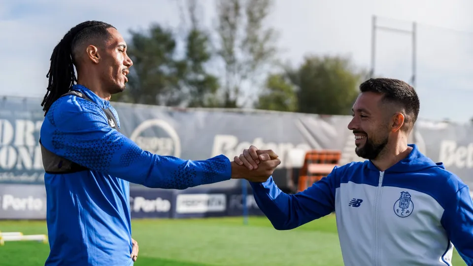Do cumprimento a Farioli à praxe no Olival. O primeiro treino de Smalling