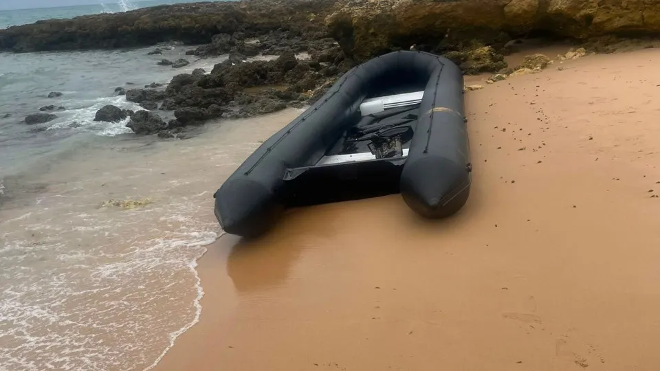 GNR seizes 3,400 liters of fuel (and boat) on beach in Albufeira