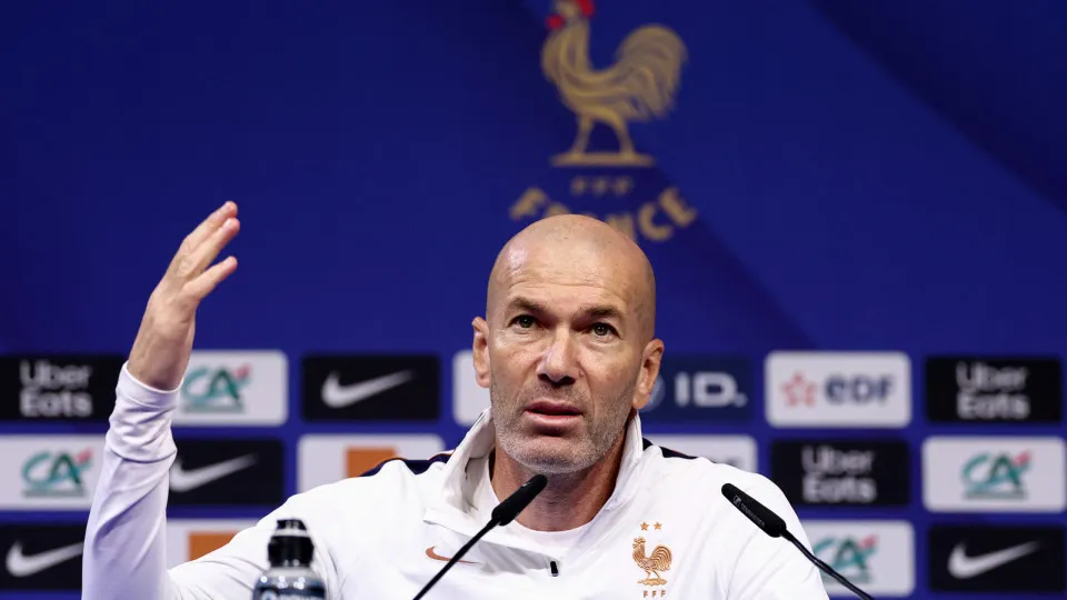 Zidane fala no meio da