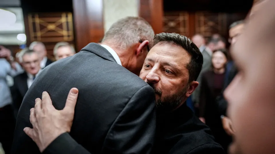 Zelensky e Merz assinam acordos e ajuda de mais de 8.500 milhões de euros