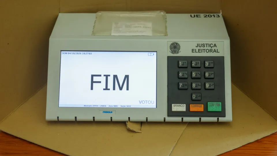 Mesas eleitorais fecham no Brasil e começa contagem dos votos