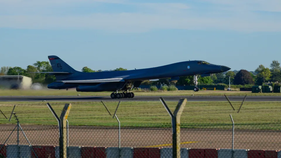 EUA retira bombardeiros de base inglesa investigada por ataque terrorista
