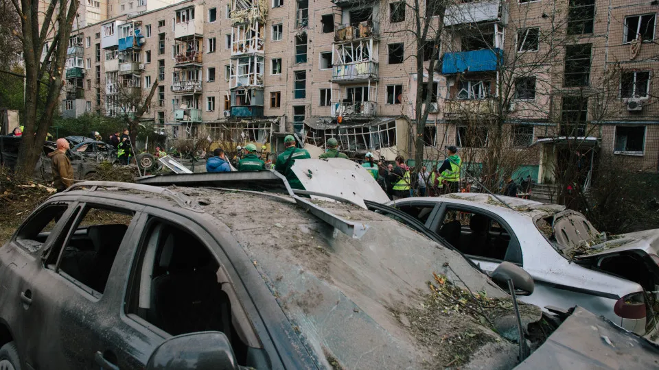 Ucrânia: Cinco mortos e 50 feridos em ataques aéreos russos em Kharkiv